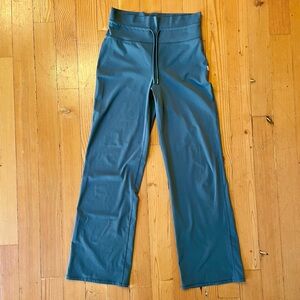 Vuori Daily Wideleg Legging Size Medium